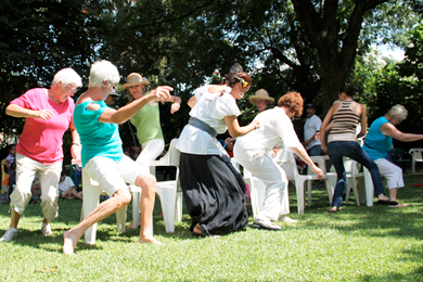 Grown-ups got a chance to relive childhood fun during a lively round of musical chairs at the Mexican Independence Day fiesta jointly hosted by Manix Restaurant and the Lake Chapala Society in Ajijic. A spirit of international friendship was the hallmark of the event, which brought many nationalities together.